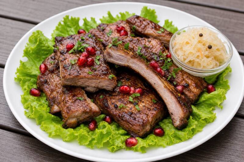 Свиные рёбра с квашеной капустой